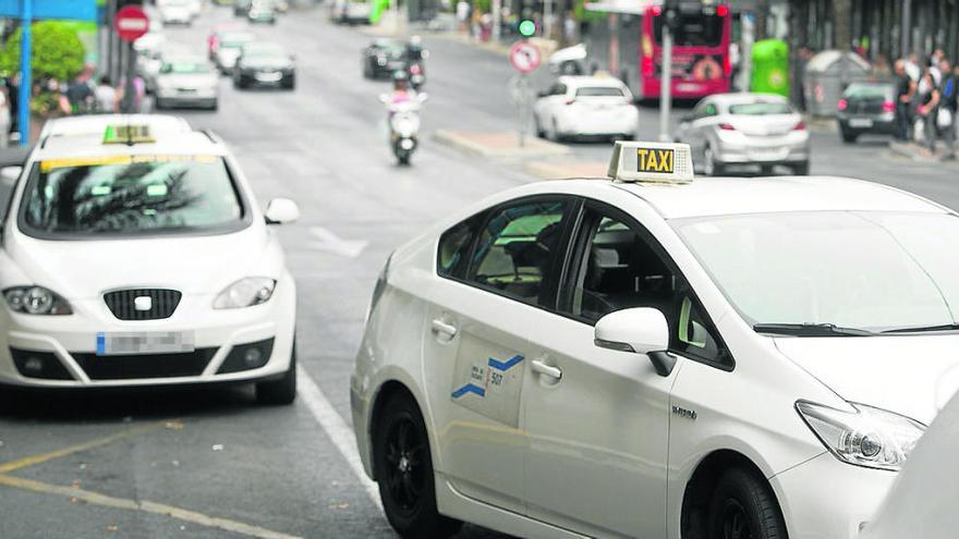 Taxis en la parada ubicada en la Avenida de Alfonso el Sabio.