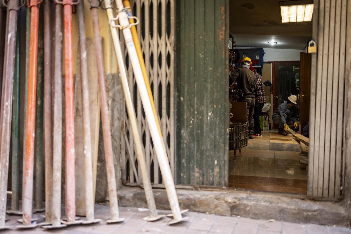 Imagen del portal del edificio durante los primeros trabajos.