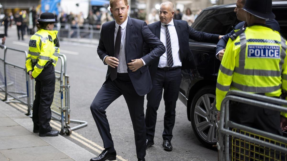 El príncipe Enrique llega a testificar ante el Tribunal Superior de Londres.