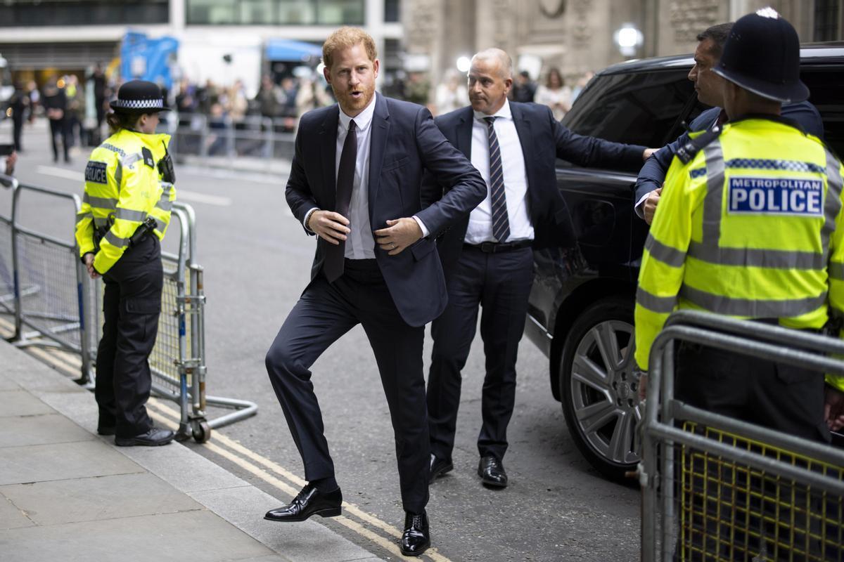 El príncipe Enrique llega a testificar ante el Tribunal Superior de Londres.