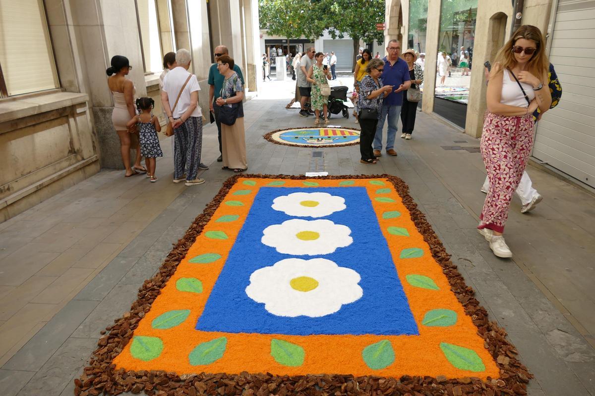 Les catifes de Corpus omplen de color l'entorn de Sant Pere de Figueres