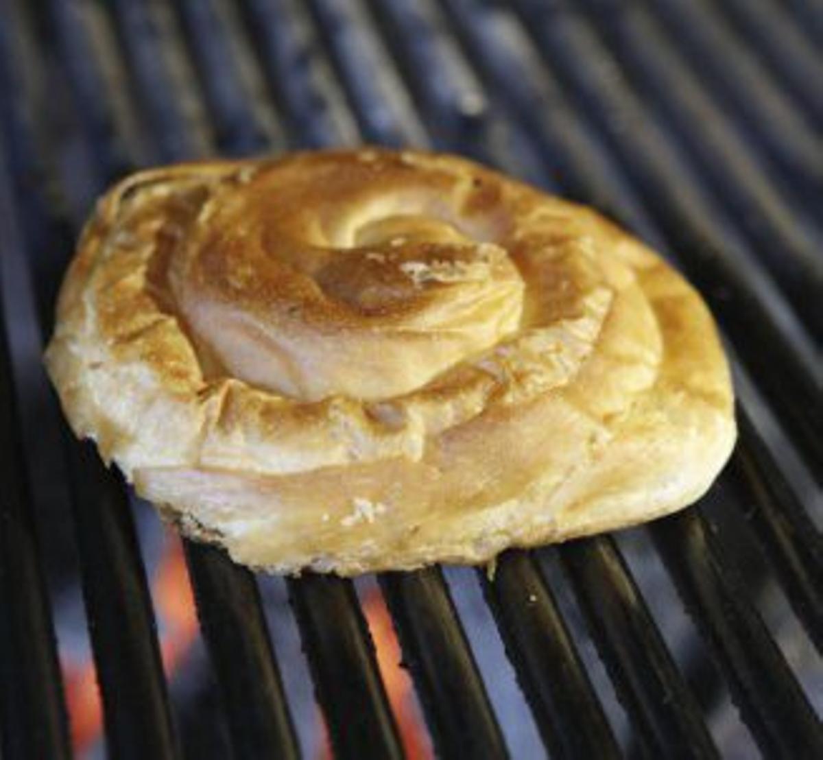 l Eine auf dem Grill zubereitete Ensaimada.   l Zunge mit Kapern.  l Frittierte Rochenstücke mit eingelegtem Gemüse.