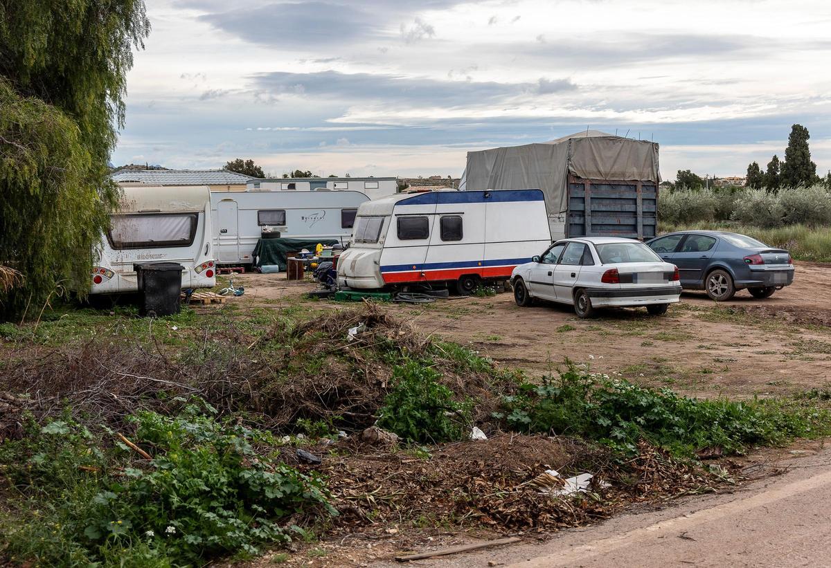 Parcela con viviendas improvisadas en el Verdegás, en Alicante.