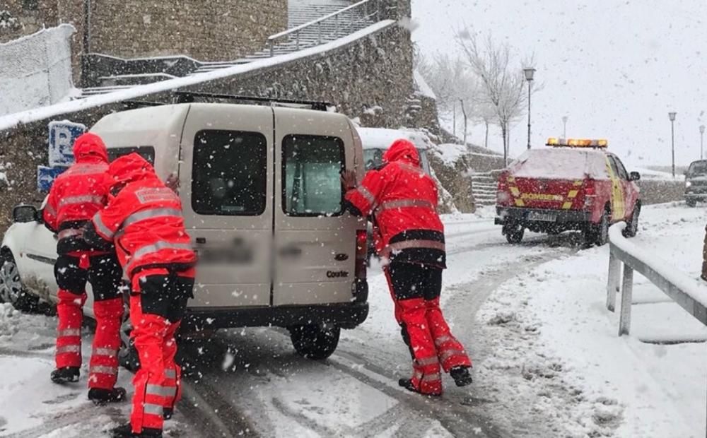 Vehículos atrapados en la nieve en Morella.