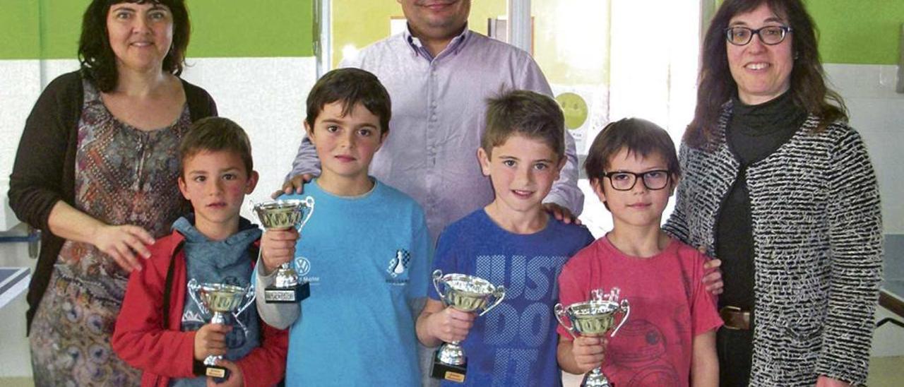 Los vencedores en el torneo de Es Canyar de Manacor posan con sus trofeos.