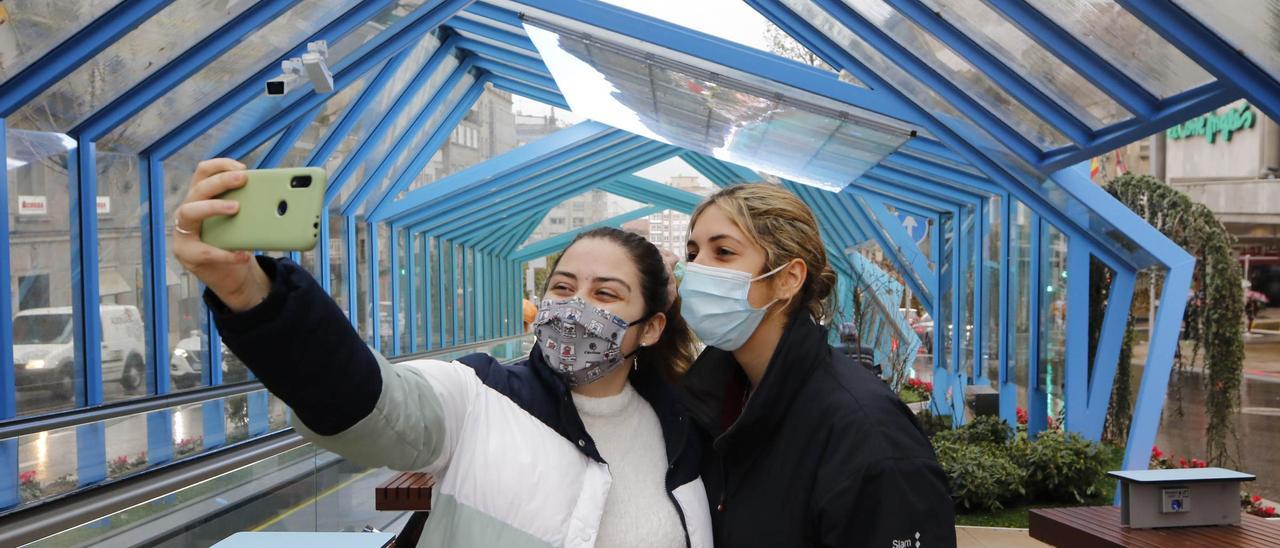 Dos chicas se hacen un selfi en las rampas, ayer