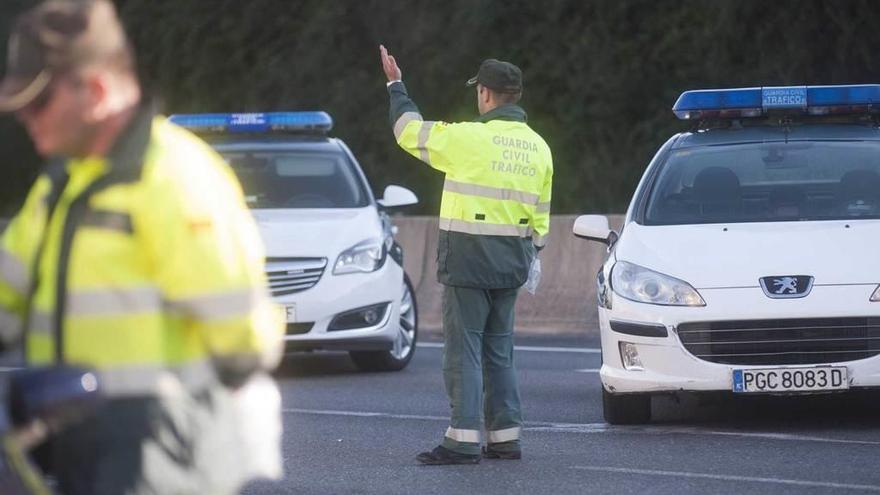 Agentes de la Guardia Civil en un control de tráfico.