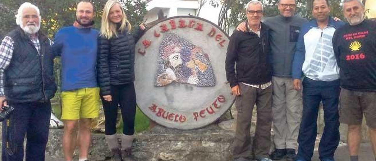 Posando ante la Cabaña del Abuelo Peuto.