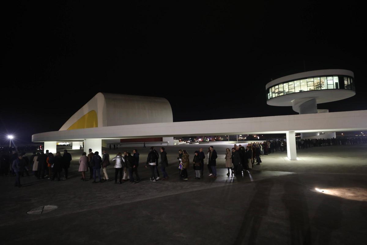 Colas para acceder a un concierto de Víctor Manuel en el Centro Niemeyer.