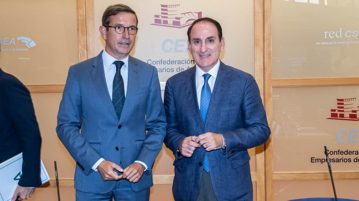 El consejero de Industria, Jorge Paradela, y el presidente de la CEA, Javier González de Lara.