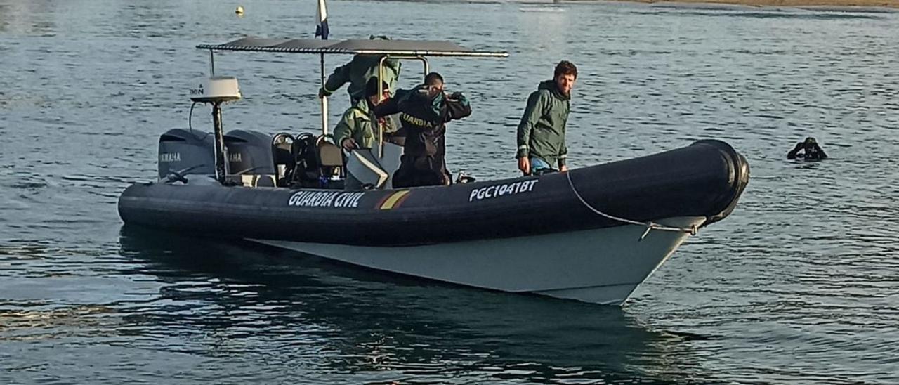 Submarinistas de la Guardia Civil buscan los restos de Natalia.