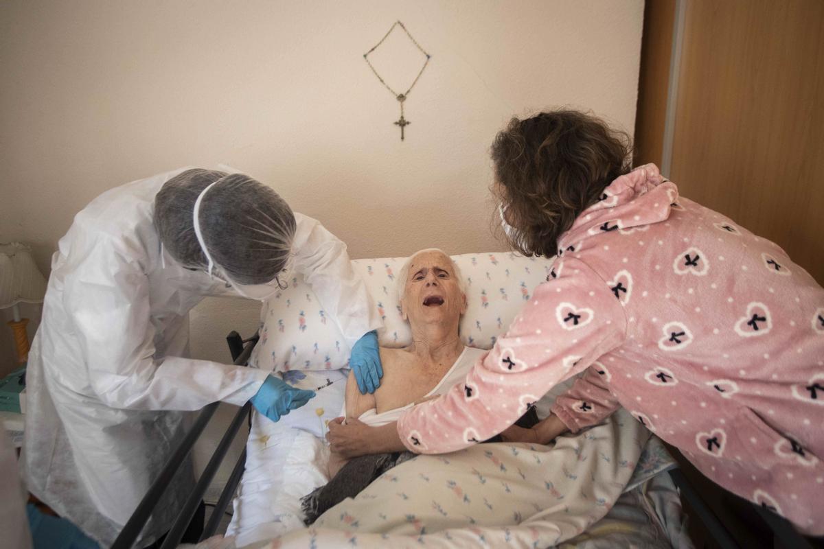 18 febrero. Los mayores de 90 años recibieron las dosis de la vacuna en casa. Equipos de sanitarios se desplazaban a los domicilios de aquellas personas que estaban impedidas. 18 febrero. Los mayores de 90 años recibieron las dosis de la vacuna en casa. Equipos de sanitarios se desplazaban a los domicilios de aquellas personas que estaban impedidas.