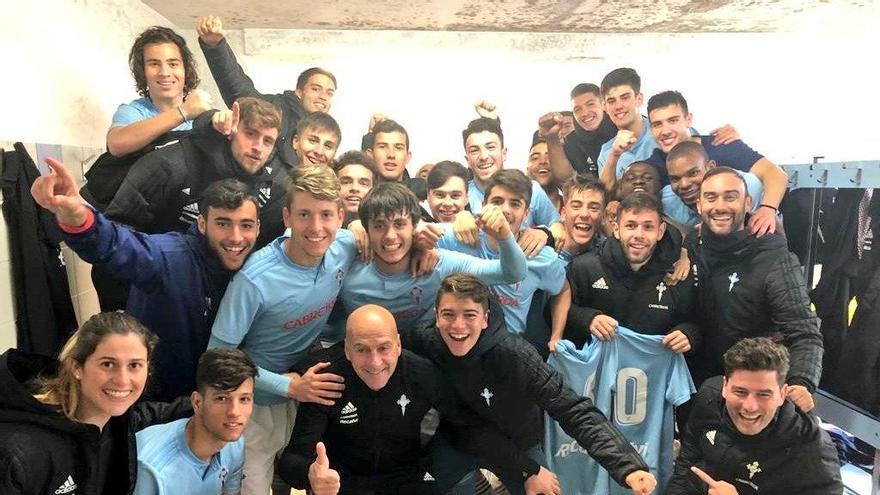 Los juveniles celebran la victoria sobre el Oviedo.