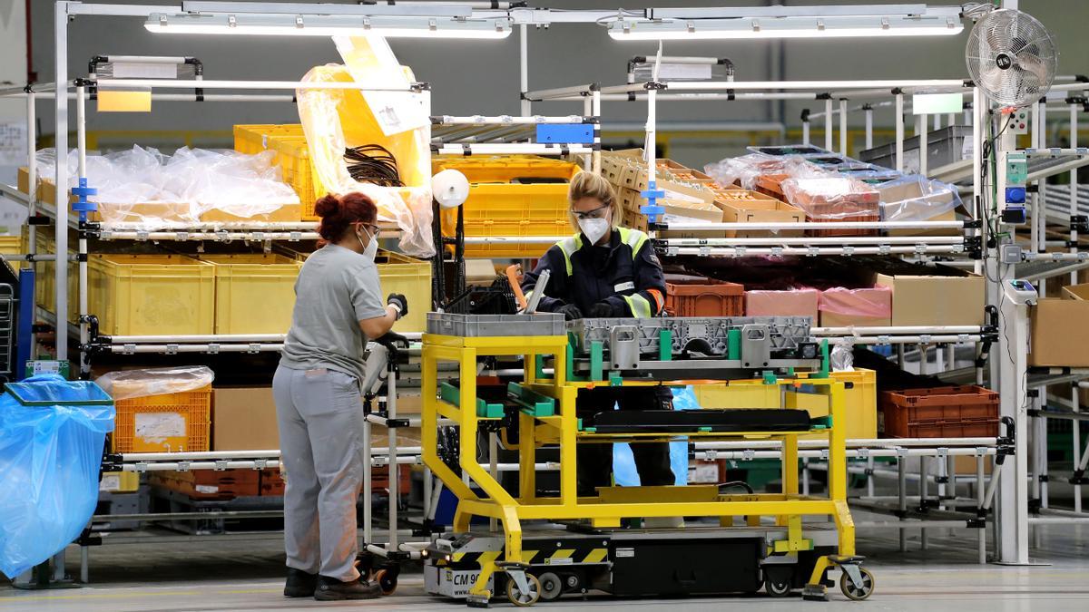 Trabajadoras en la fábrica de Renault.