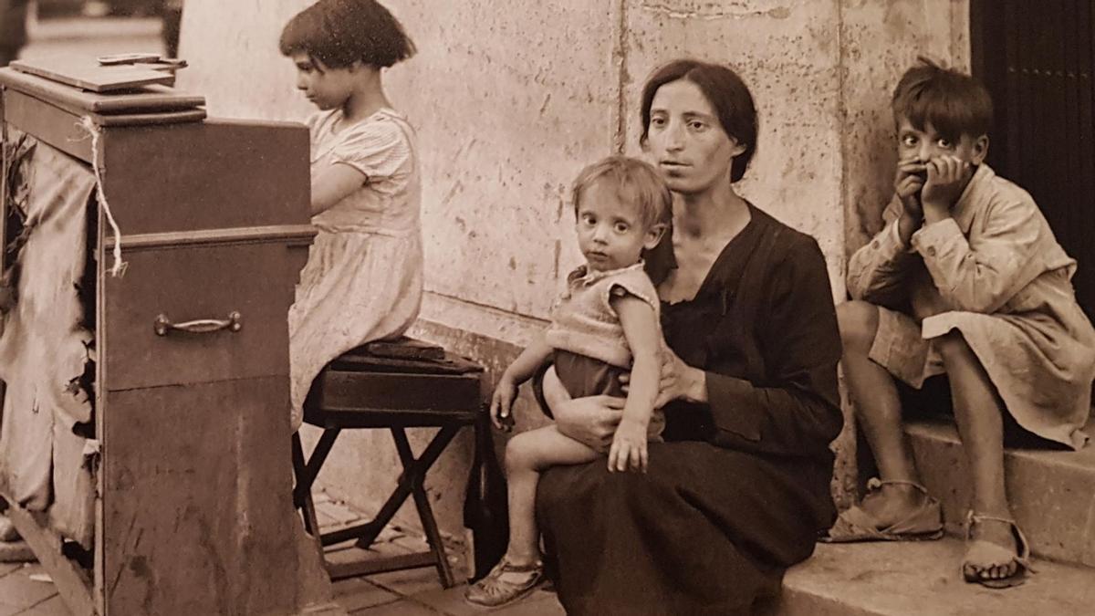 Familia en situación de pobreza en la calle de Alcalá, Madrid, en 1934