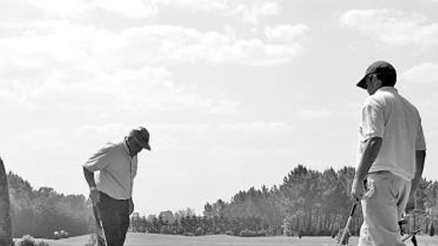 Jugadores en el campo de golf tapiego.