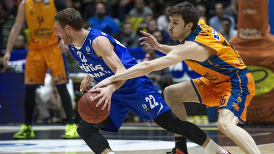 Guillem Vives, trata de robar el balón al escolta lituano del Plioesti.