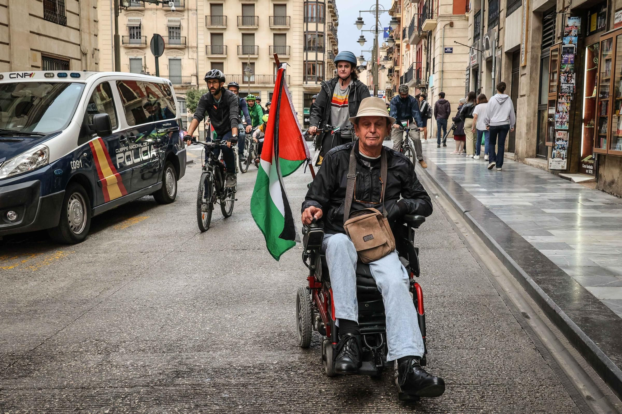 Alcoy se moviliza bajo la lluvia: concentración y marcha ciclista en apoyo al pueblo palestino
