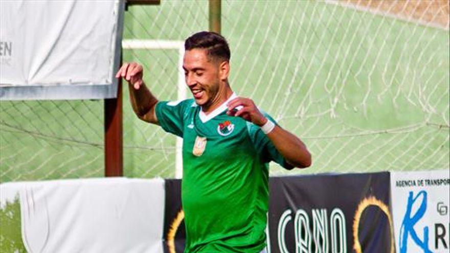 Ezequiel Lamarca celebra un gol durante su etapa en el Cacereño.