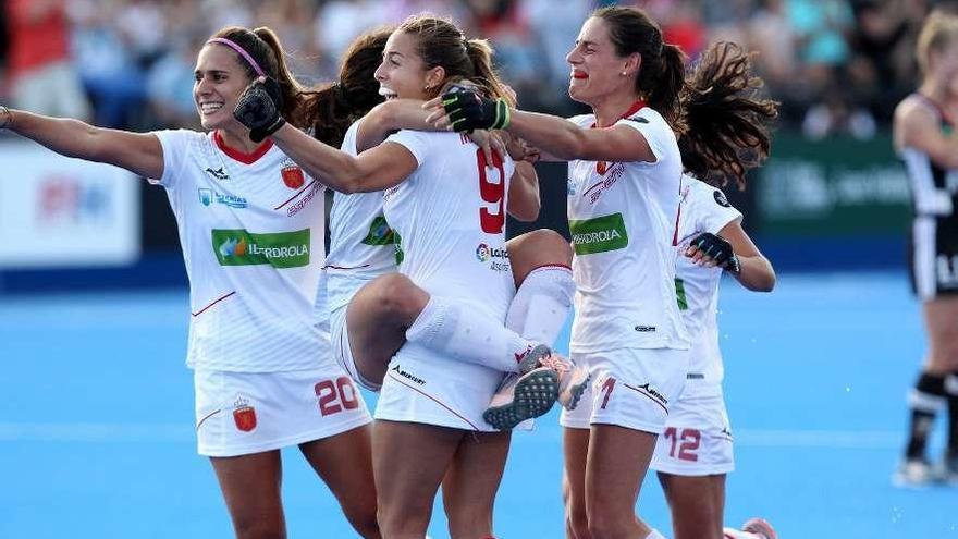 María López (número 9) celebra con sus compañeras la clasificación para semifinales.