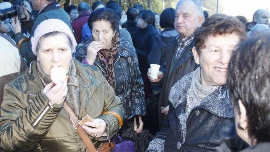 La gente, bajo la carpa, degustando el roscón. // Santos Álvarez