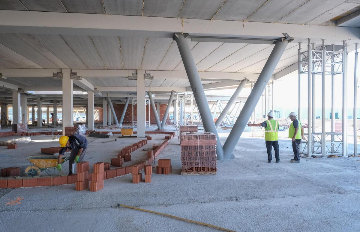 Zona de la planta baja diáfana de conexión del paseo con la bahía