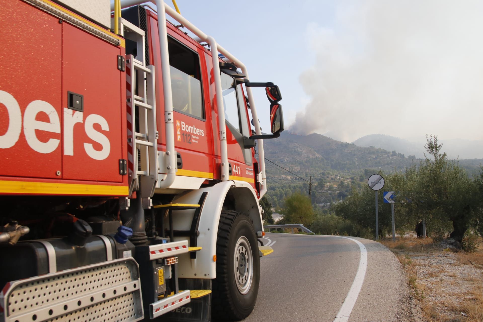 Tras cuatro días de incendio en la Vall d'Ebo, la climatología puede ponerse a favor de los bomberos.