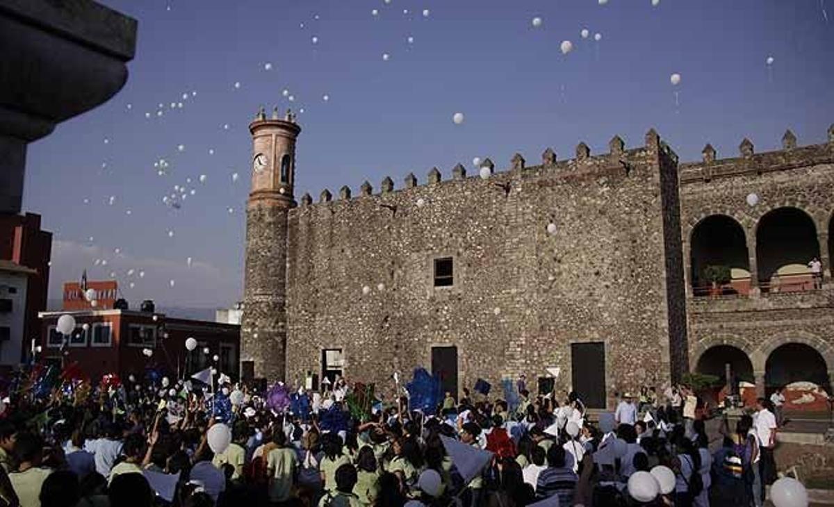 Estudiants deixen anar globus blancs per la pau, a la ciutat de Cuernavaca (Mèxic), com a protesta per l’increment de la violència