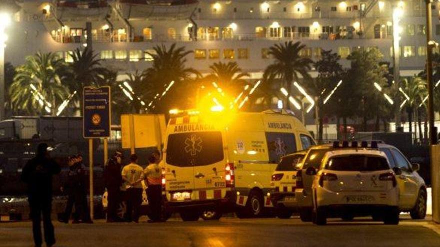 Equips d&#039;emergències, ahir, al port de Barcelona, per col·laborar en les tasques de rescat dels pescadors