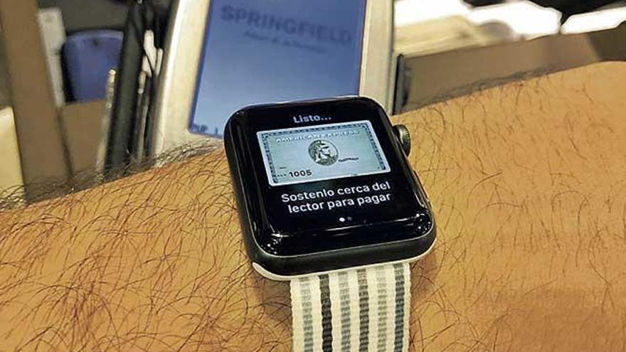 Lo último en pagos móviles es hacerlo con el reloj. El Apple Watch es uno de los pocos que sirven para pagar.