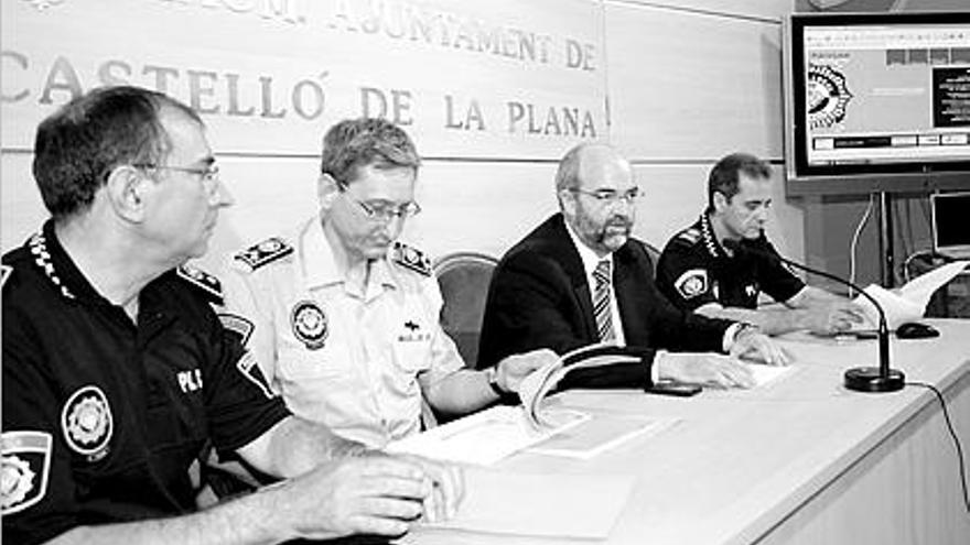 memoria. El edil Joaquín Torres y los responsables de la Policía Local presentaron ayer la memoria anual de 2007.