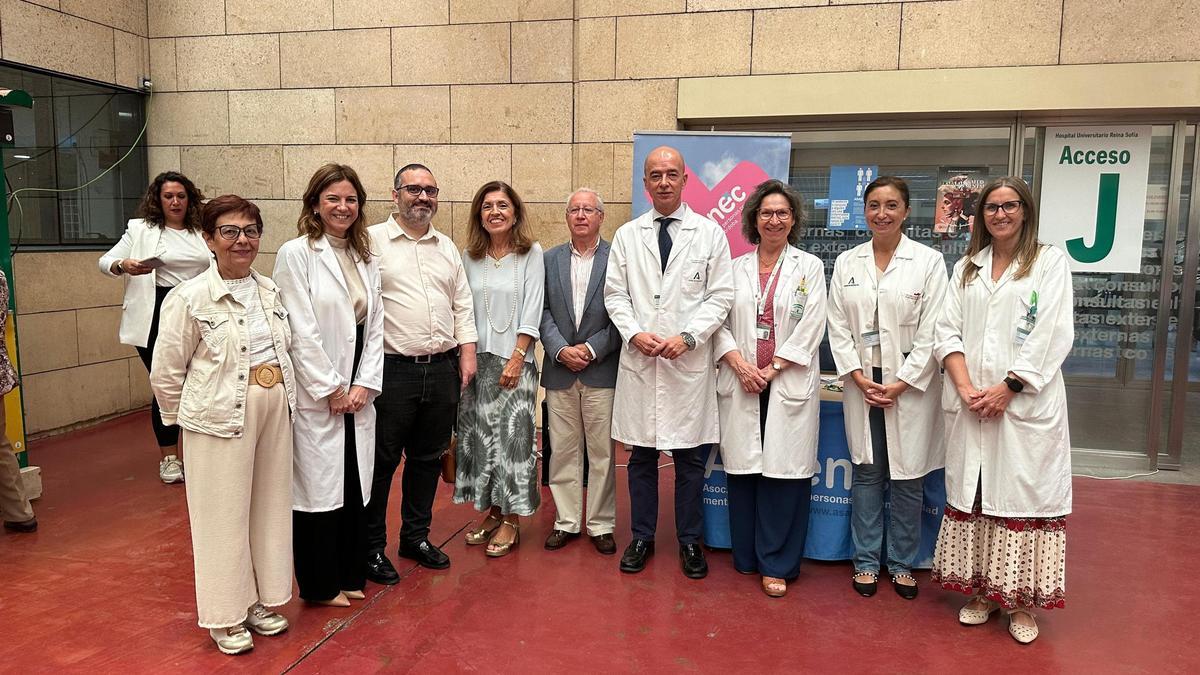 Profesionales del hospital Reina Sofía, autoridades y miembros de Asaenec, en el acto por el Día de la Salud Mental.