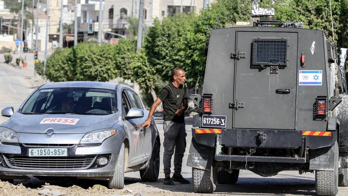 Soldados israelíes impiden trabajar a periodistas durante una incursión en Tulkarem, Cisjordania.