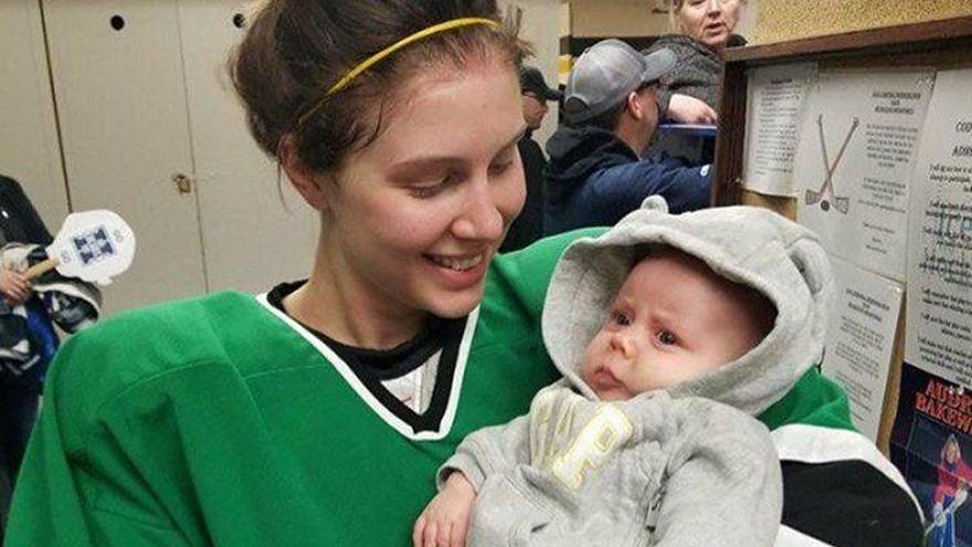 Una jugadora de hockey amamanta a su hija en pleno partido