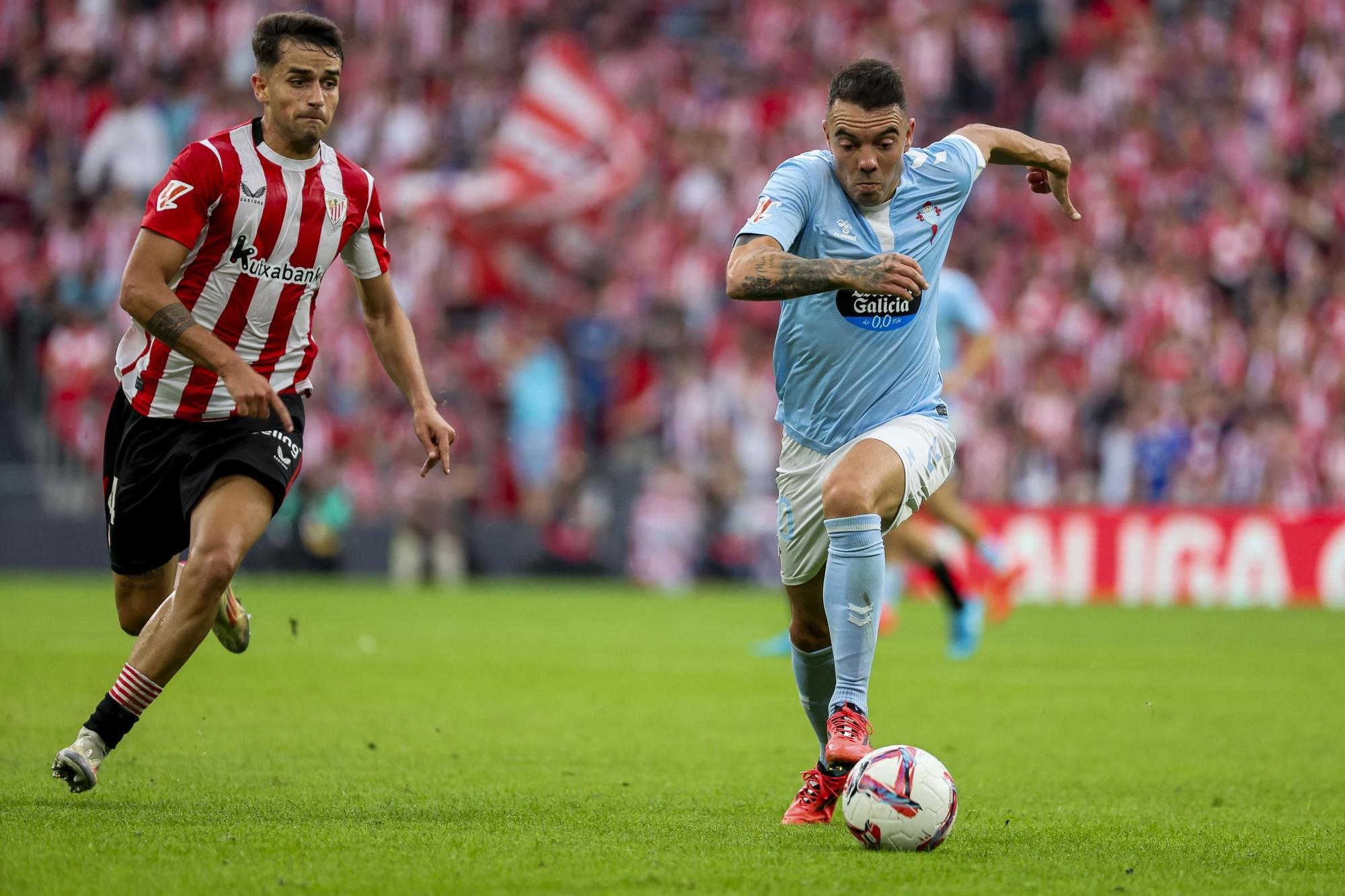 BILBAO, 22/09/2024.- El delantero del Celta de Vigo Iago Aspas (i) controla el balón ante Beñat Prados, del Athletic Club durante su partido de la jornada 6 de LaLiga contra el Celta de Vigo en el estadio de San Mamés en Bilbao este domingo. EFE/ Luis Tejido