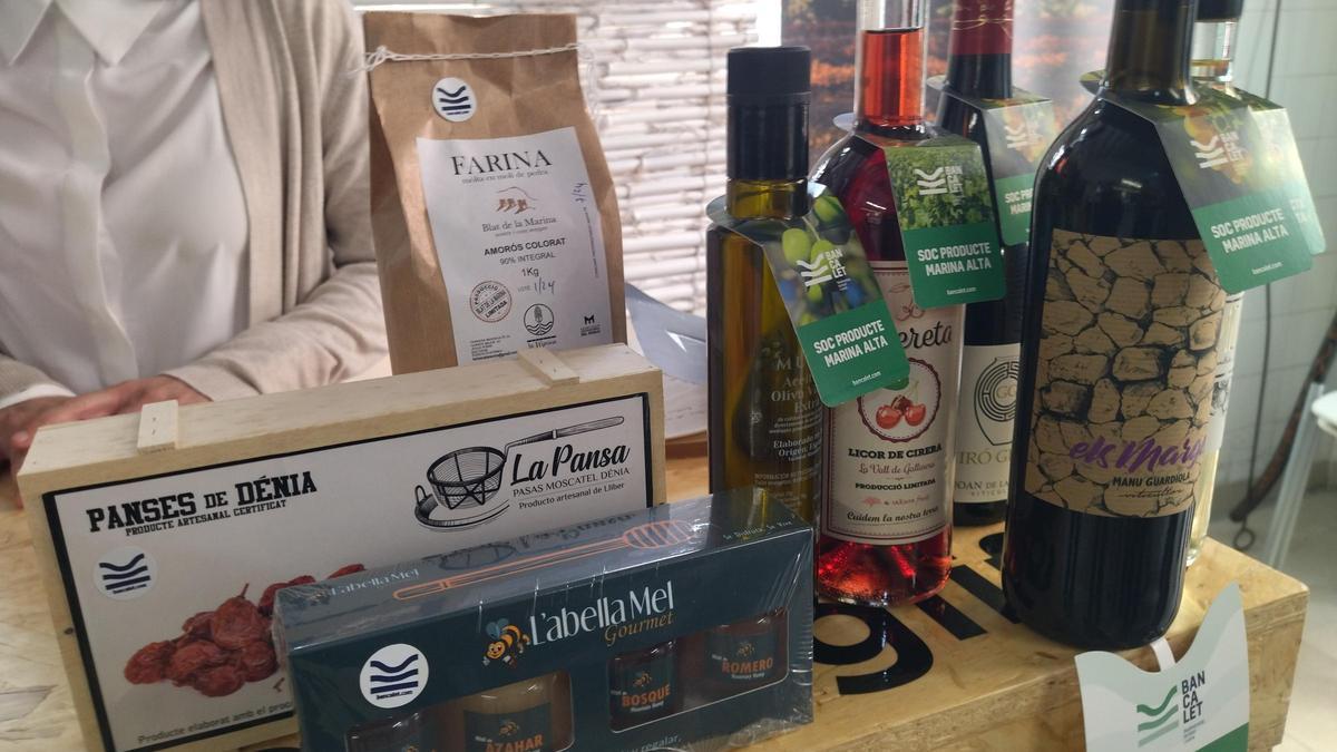 Harina, pasas, vinos, aceite, miel... algunos de los productos que llevan la marca &quot;Bancalet. Soc producte Marina Alta&quot;