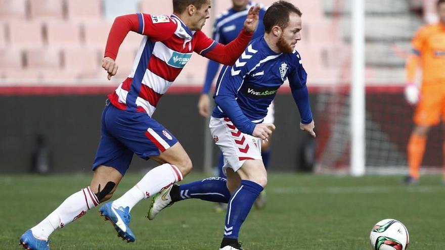 El canterano grana Isi se marcha de un jugador del filial del Granada en el choque del miércoles en el Nuevo Los Cármenes.