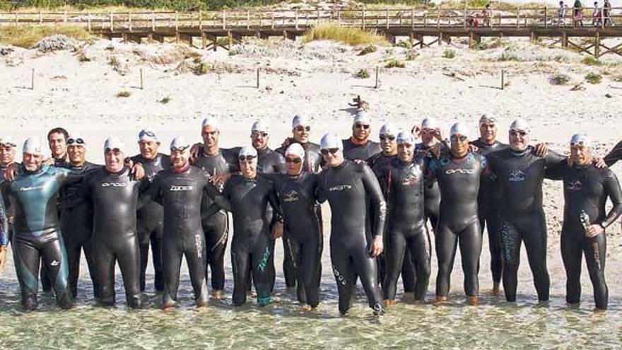 Los participantes en la travesía &quot;Batalla de Rande&quot; antes de tomar la salida en la playa de Rodas. // S. Sas