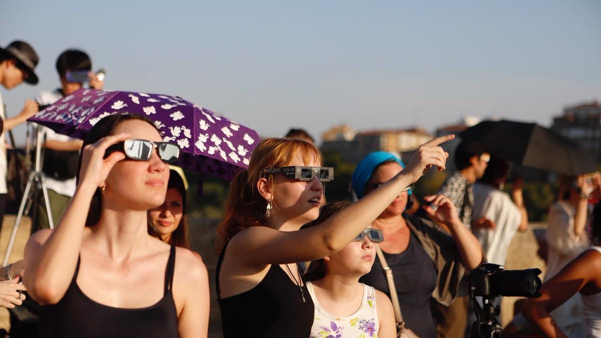 Un grupo de observadores del eclipse en el puente de Piedra de Zaragoza.
