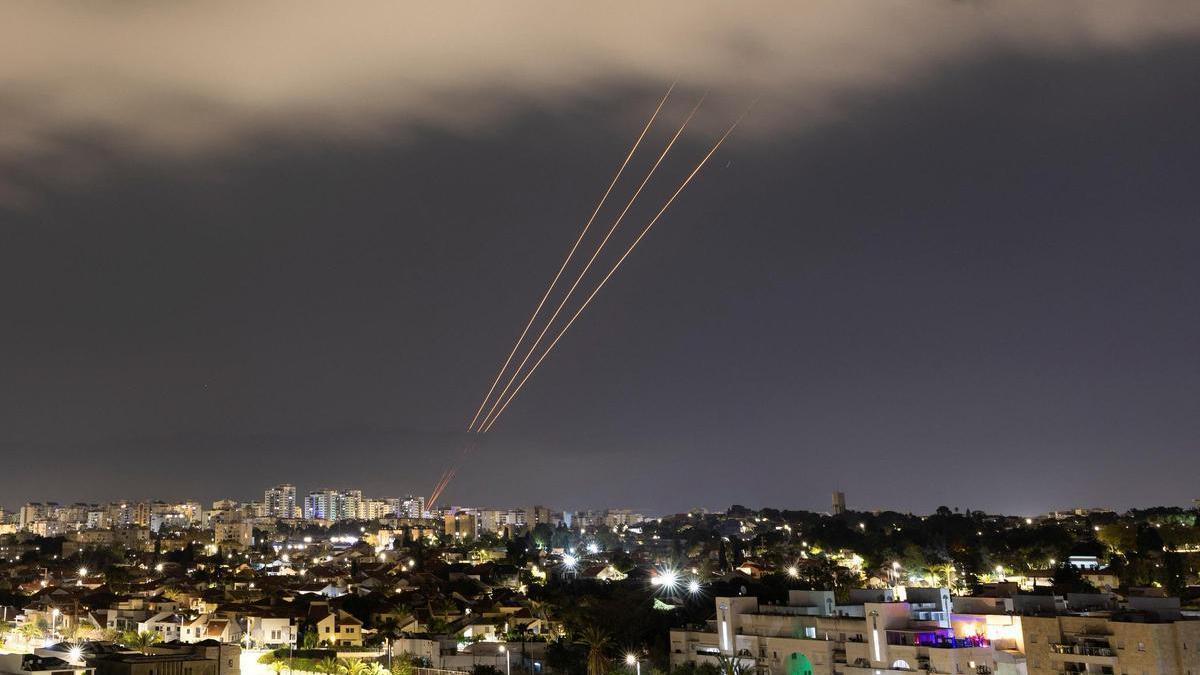 Un sistema antimisiles opera después de que Irán lanzó drones y misiles hacia Israel, visto desde la ciudad israelí de Ashkelon.