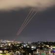 Un sistema antimisiles opera después de que Irán lanzó drones y misiles hacia Israel, visto desde la ciudad israelí de Ashkelon.