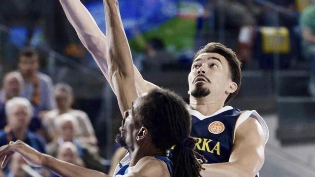 Arriba, Robert Cosialls encesta ante Tate, el viernes, en el Palacio. A la derecha, la plantilla del Oviedo agradece el apoyo al público. |