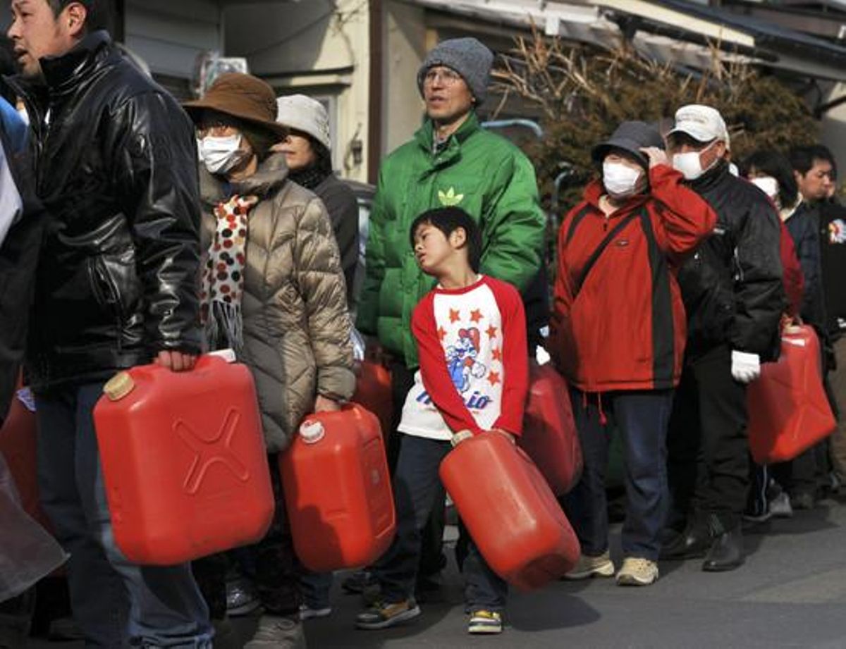 Diverses persones fan cua en una gasolinera per aconseguir combustible a Kamaishi, al nord del Japó.