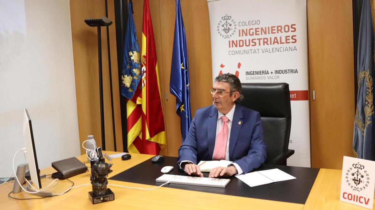 Daniel Javaloyas, decano del COIICV en su despacho.