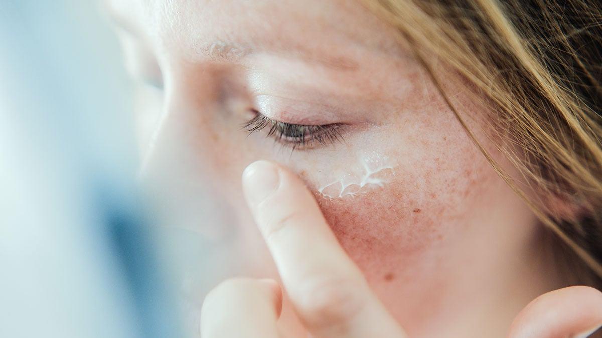 El truco para acabar con las ojeras, bolsas y arrugas sin cremas