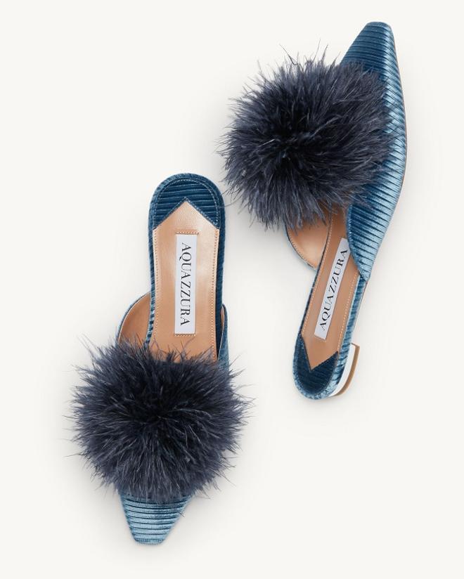 Mules planas de pana con pompón de plumas, de Aquazzura