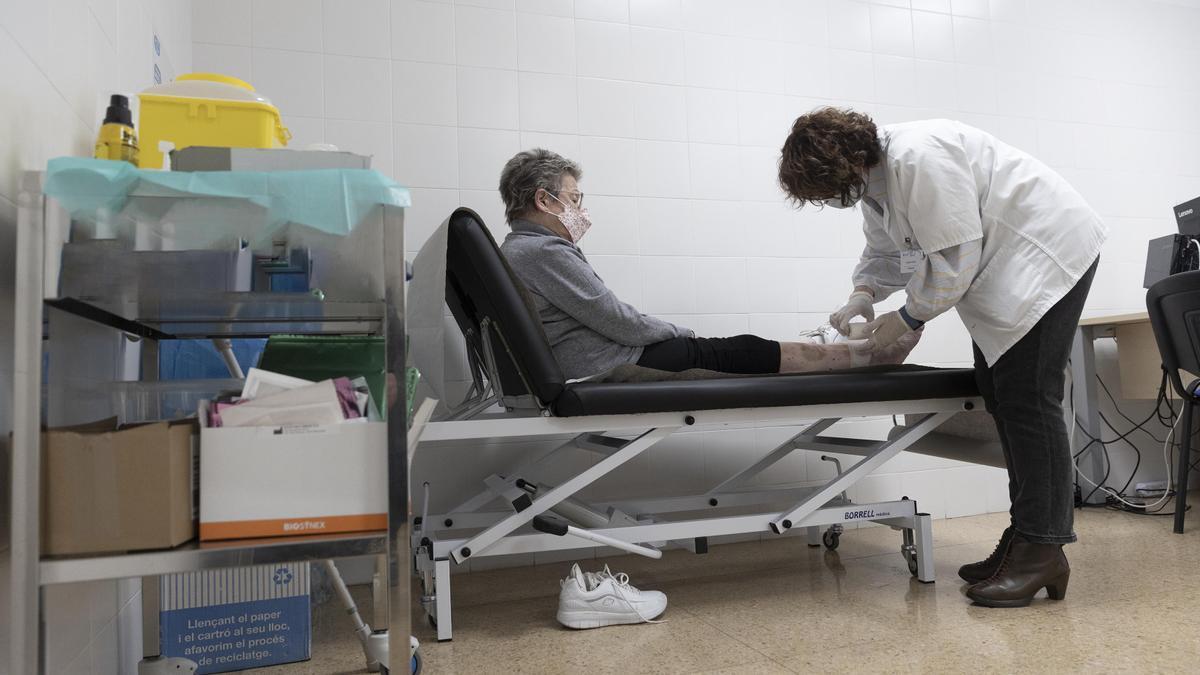 Una enfermera curando a una paciente en el CAP Manso, en Barcelona.