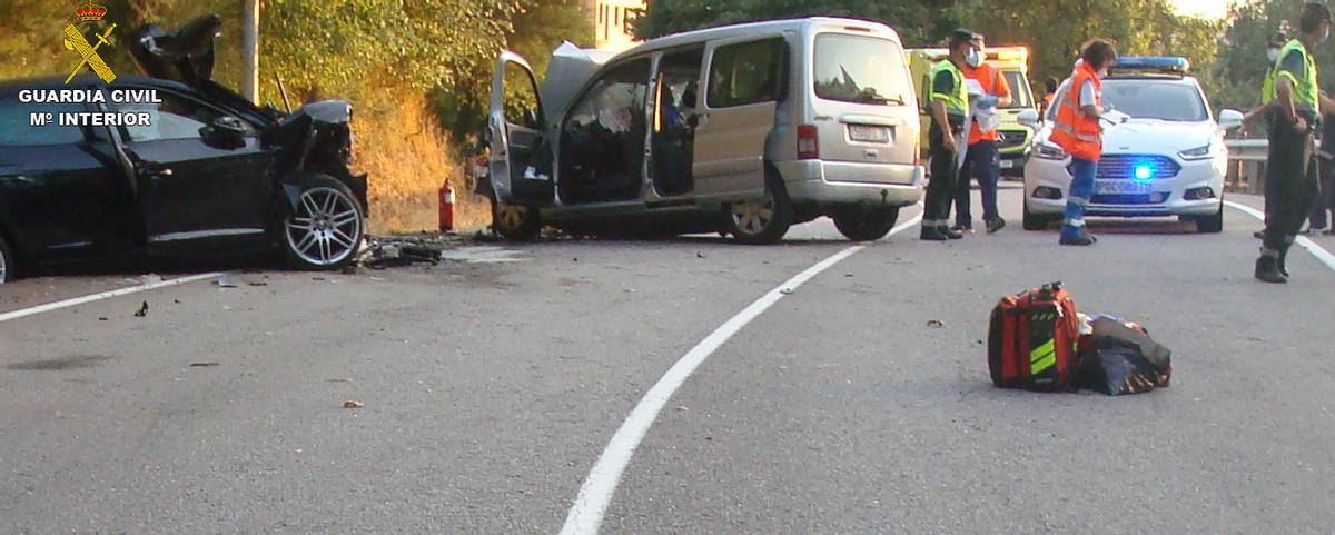 Estado en el que quedaron los dos vehículos tras la colisión.