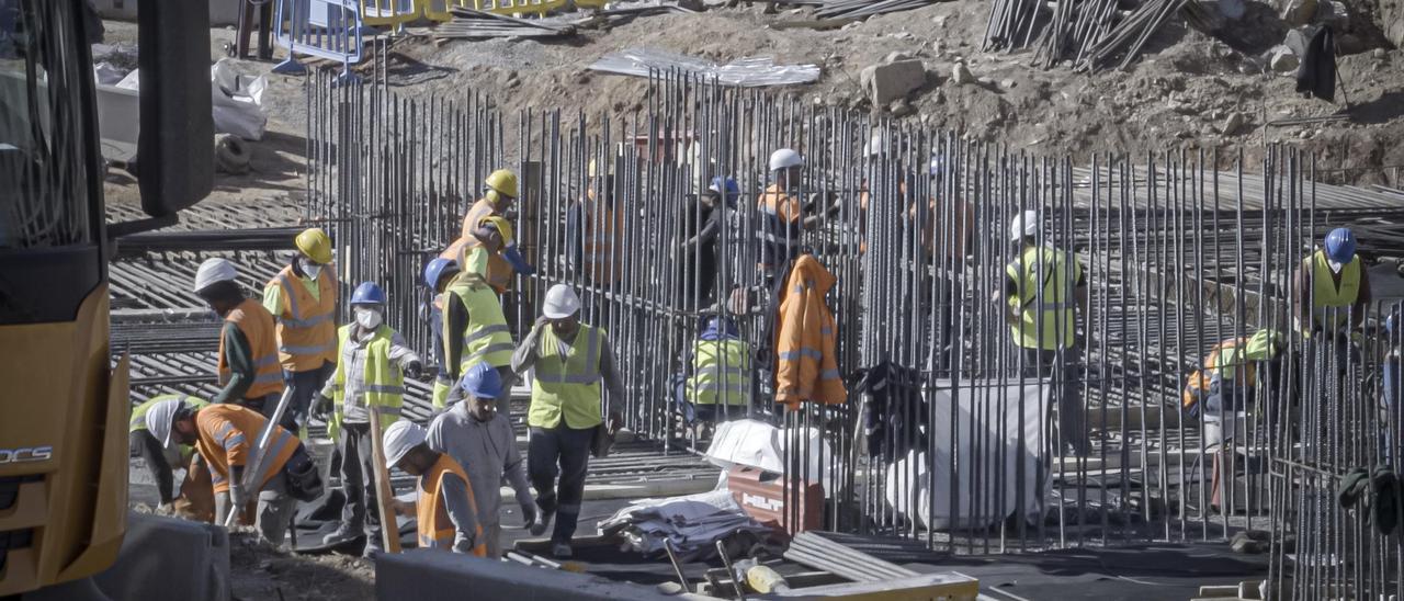 Obreros trabajando en la reforma del Camp Nou