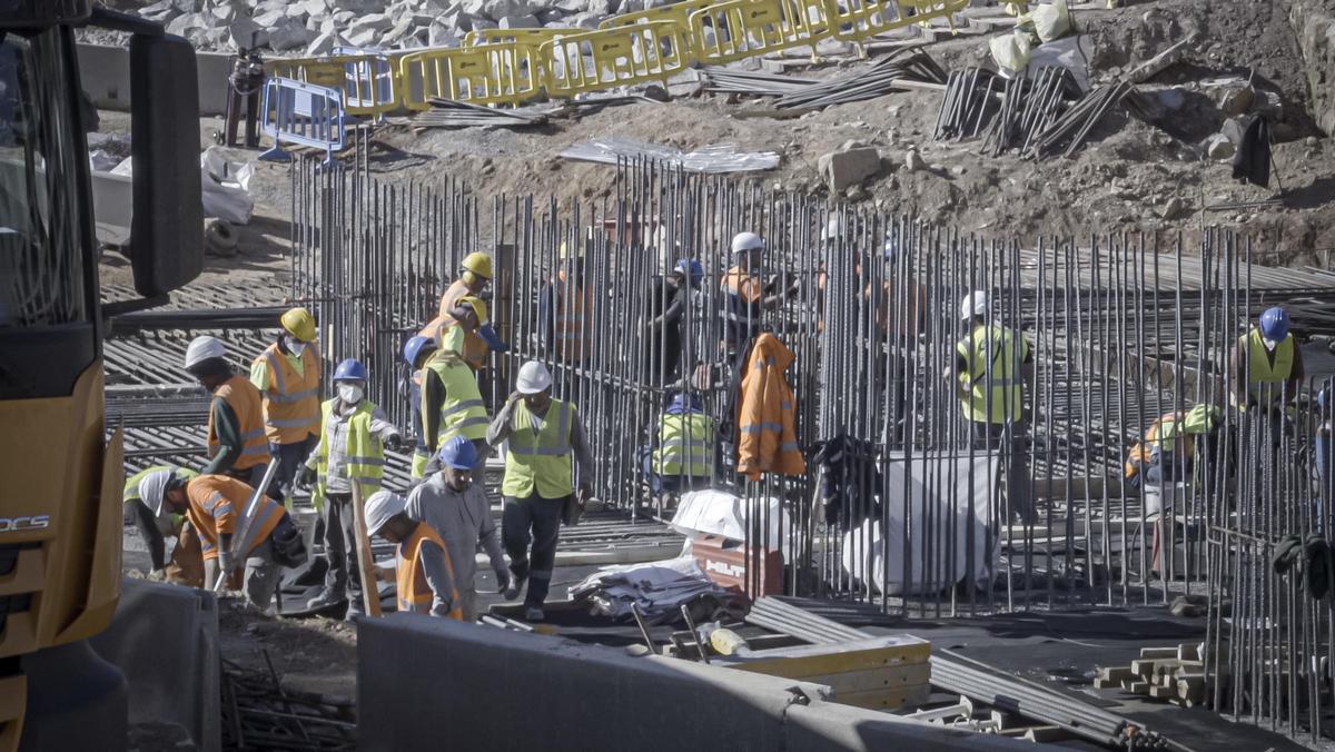 Obreros trabajando en la reforma del Camp Nou